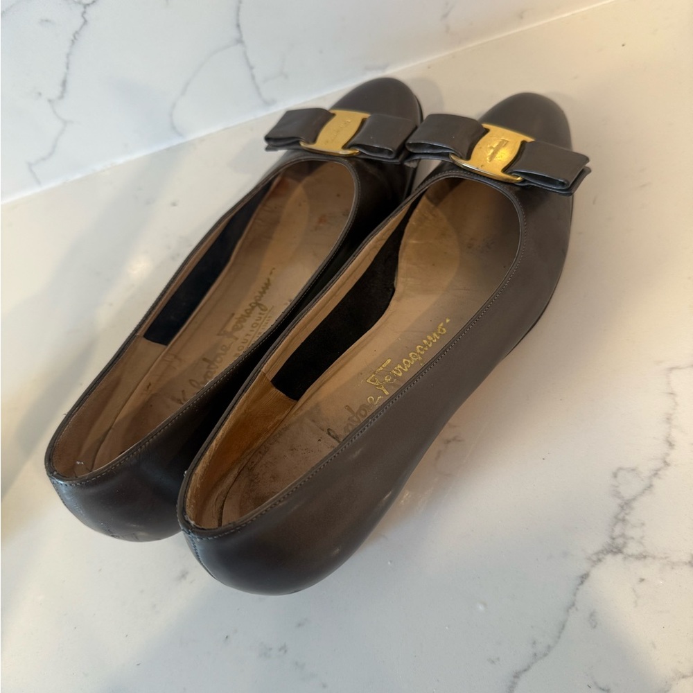 Salvatore Ferragamo Brown Leather Flats with Gold Bow - Picture 3 of 4